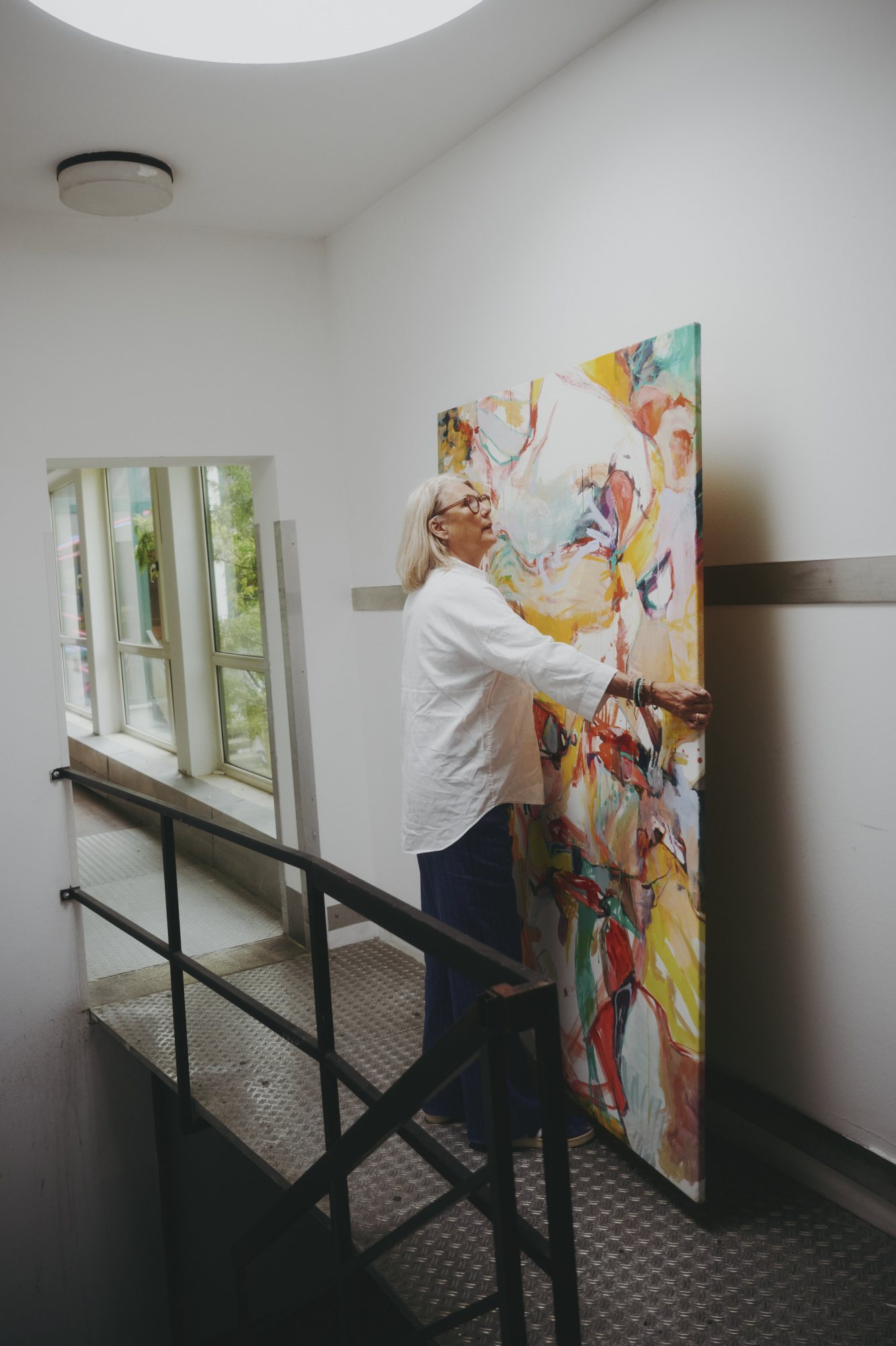Petra Amtsberg Hoffmann with one of her large-format paintings