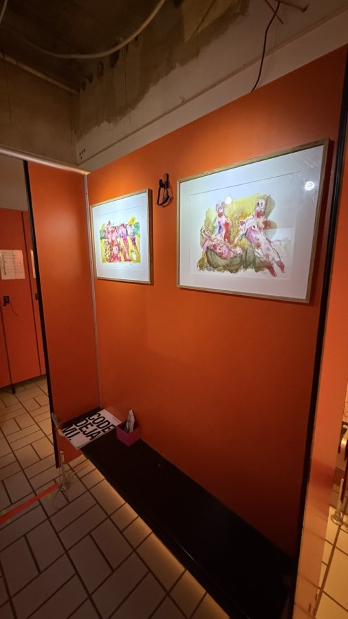 Aquarelle in der orangefarbenen Umkleidekabine