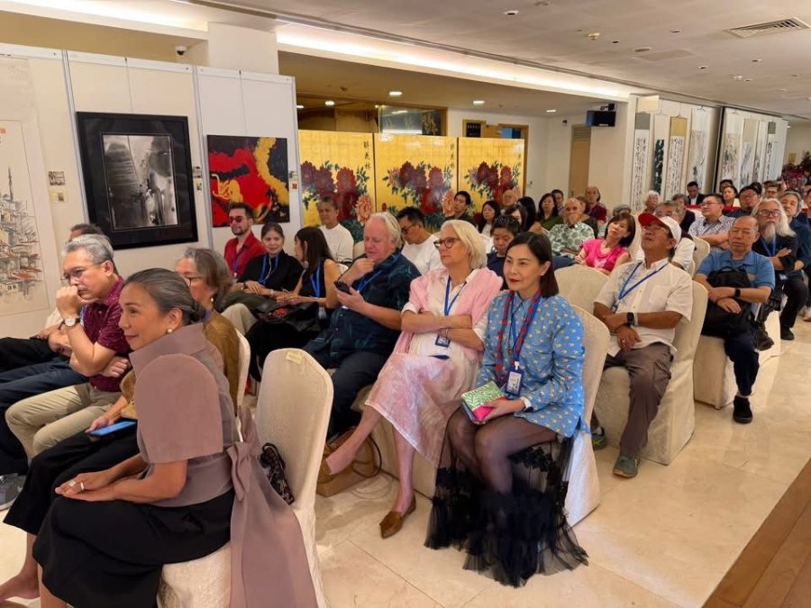 Opening at the Chui Huay Lim Club