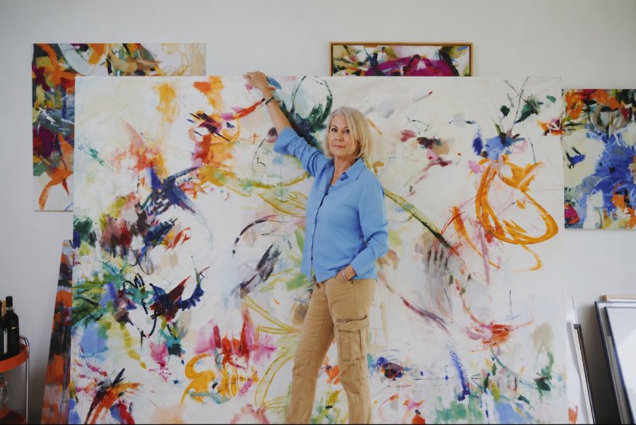 Petra Amtsberg Hoffmann vor einem Großformat im Atelier